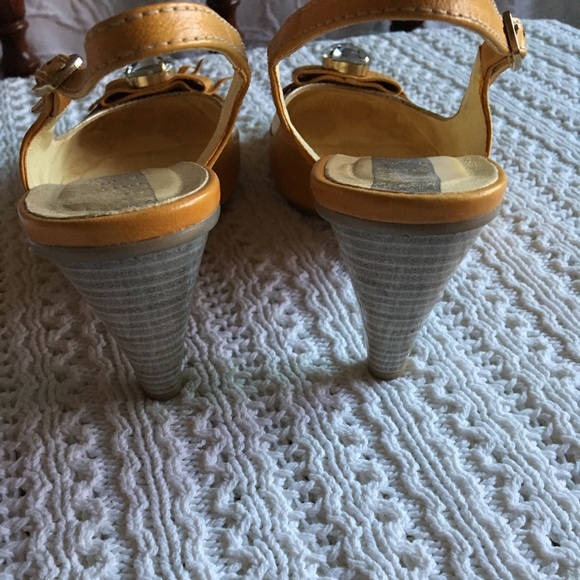 Fun, flirty gold & mustard Hispanitas slingback. 2 1/2” heel. Euro 38, 7 1/2 US - Picture 2 of 4